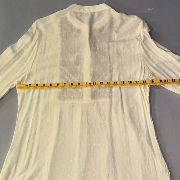 Reba • Embroidered Blouse • 1/2 buttons • 100% rayon  Size M - Picture 5 of 6
